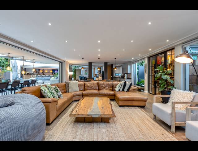 4 BEDROOM HOUSE FOR SALE IN CONSTANTIA